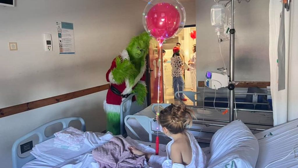 El Grinch de Corrales visita a los niños ingresados en el Hospital Juan Ramón  Jiménez de Huelva