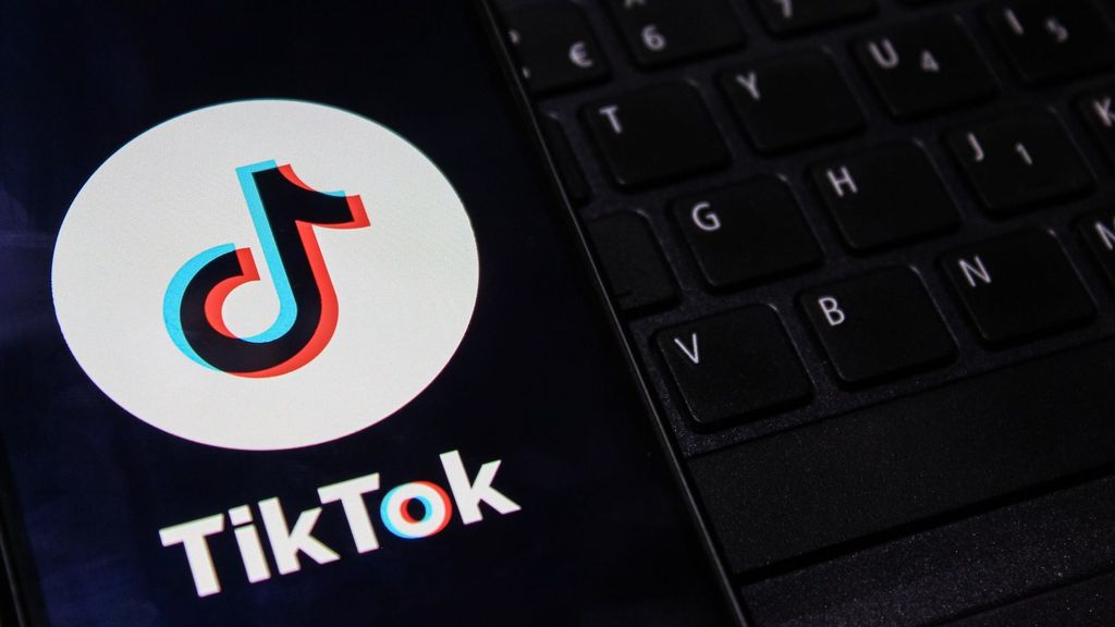 El logo de TikTok en un teléfono móvil.