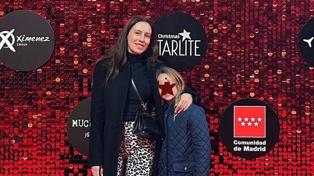 El posado de Carola Escámez su hija Carmen en un photocall (Imagen de Instagram: @carolaescamez)