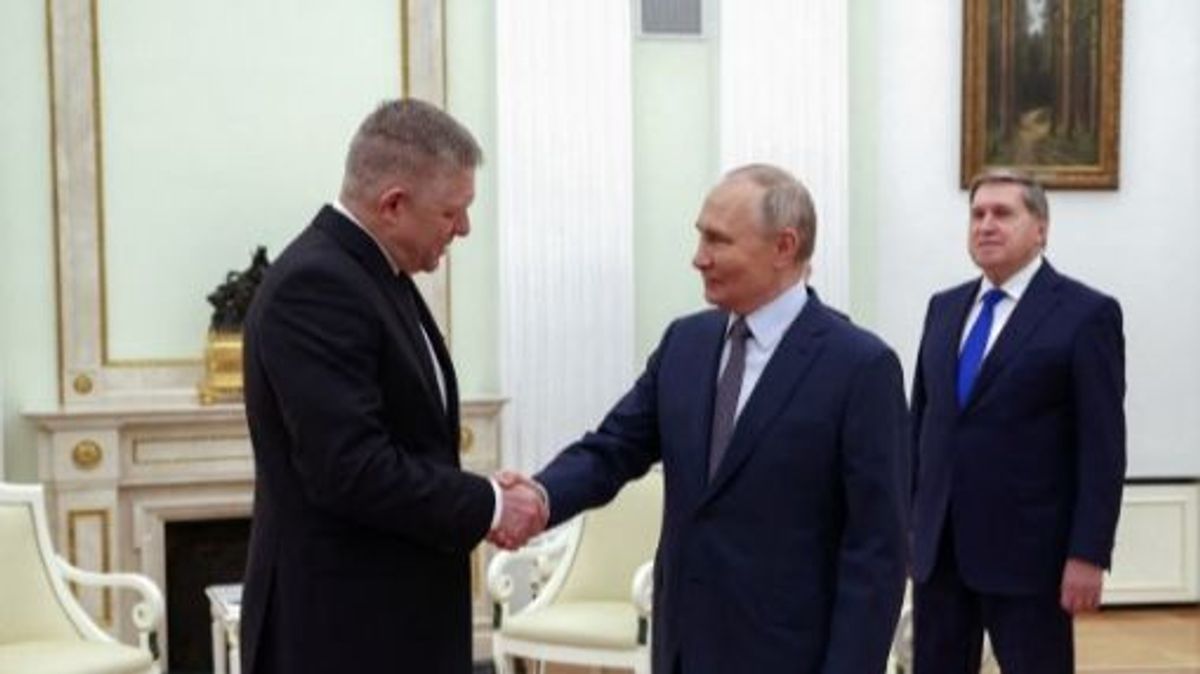 El primer ministro de Eslovaquia, Roberto Fico y el líder ruso, Vladimir Putin.