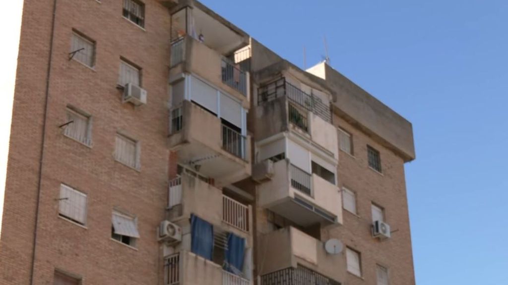 El bebé del incendio de Granada habría caído al vacío cuando su madre lo pasaba de balcón a balcón