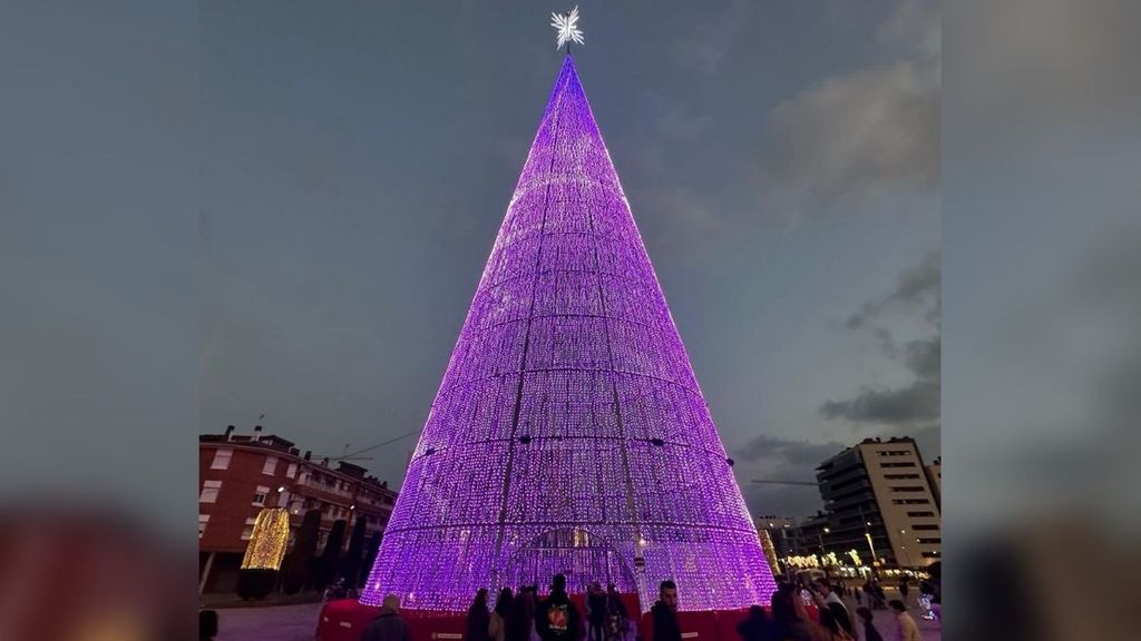 Imagen del árbol de Navidad en Badalona