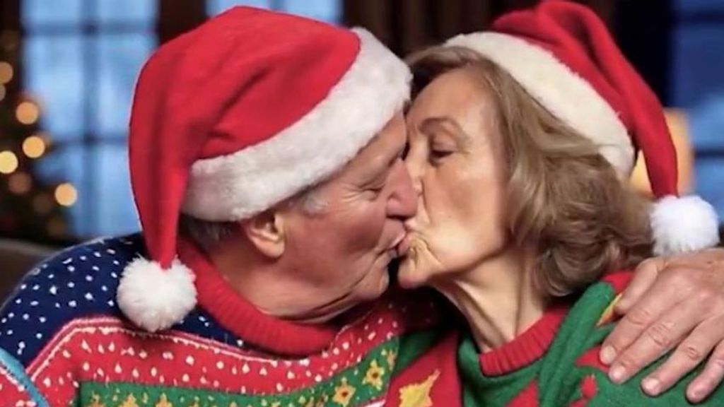 Los creadores del emotivo vídeo del emérito y Doña Sofía reconciliándose por Navidad: "Le hemos pedido un beso romántico"