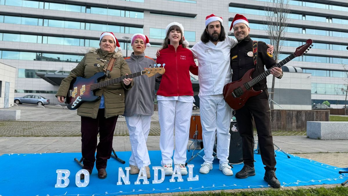 La artista Maite López, enfermera de profesión y cantante de vocación, con sus compañeros del CHUO