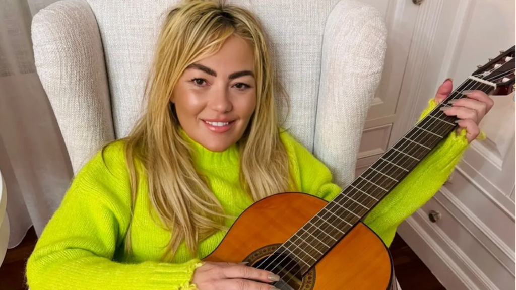 La cantante Amaia Montero con una de las guitarras subastadas