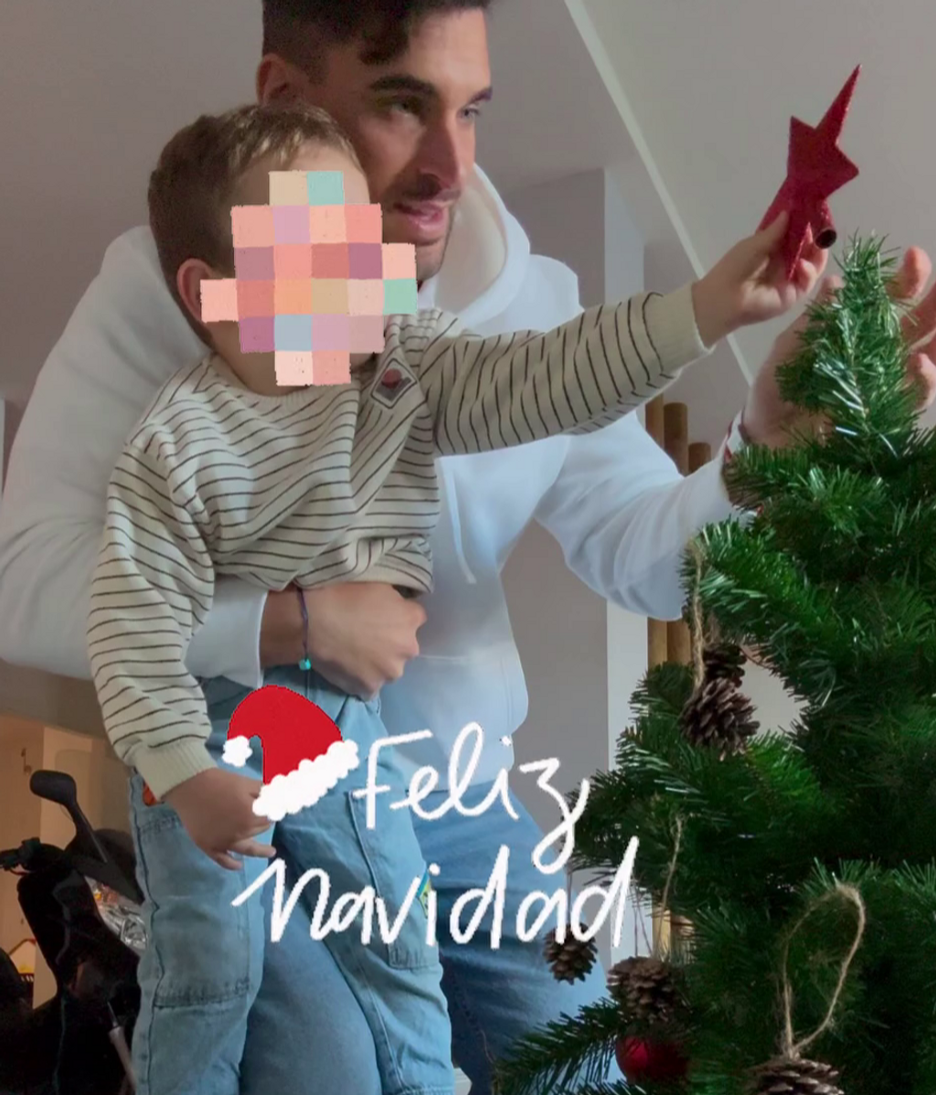 La foto de Edi montando el árbol de Navidad con su hijo