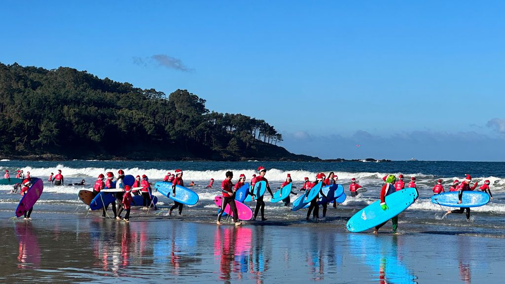 La playa de Patos, en Nigrán, fue el escenario de esta acción solidaria y divertida a partes iguales