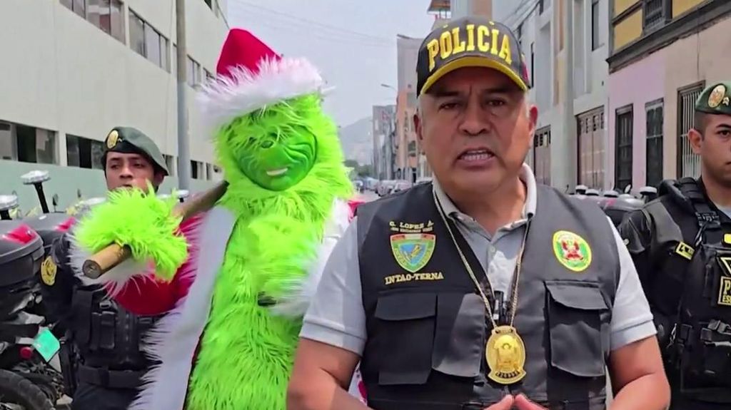 La Policía peruana se disfraza del Grinch para detener a tres acusadas de traficar con droga en Lima