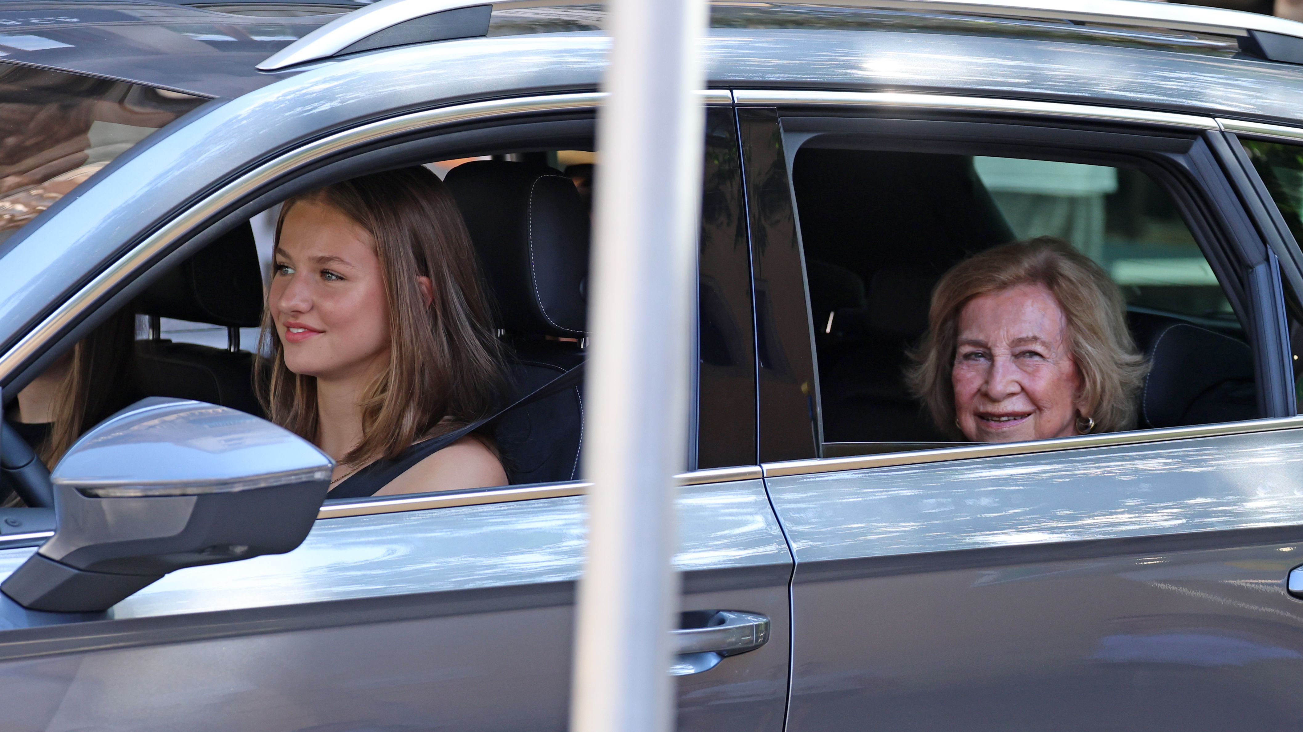 La princesa Leonor conduce su propio coche y la acompañan su hermana la infanta Sofía, su madre la reina Letizia y su abuela la reina Sofía.