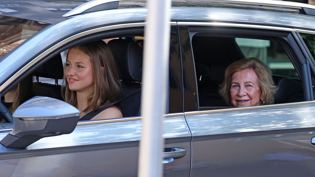 La princesa Leonor conduce su propio coche y la acompañan su hermana la infanta Sofía, su madre la reina Letizia y su abuela la reina Sofía.