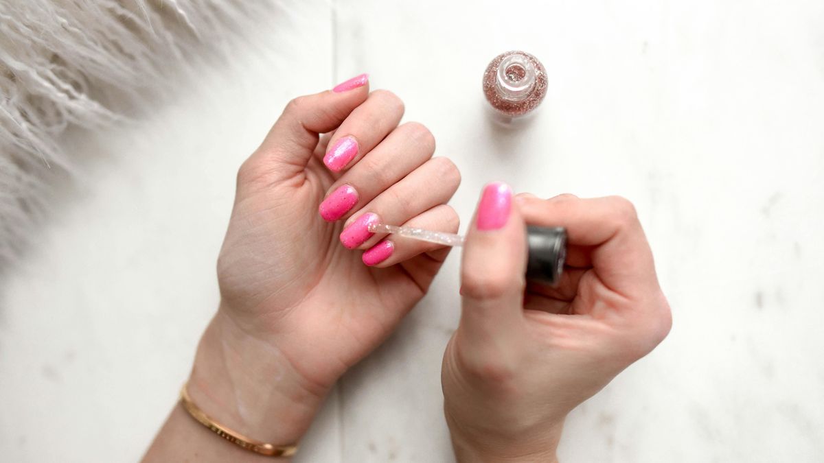 Manicura en rosa con purpurina