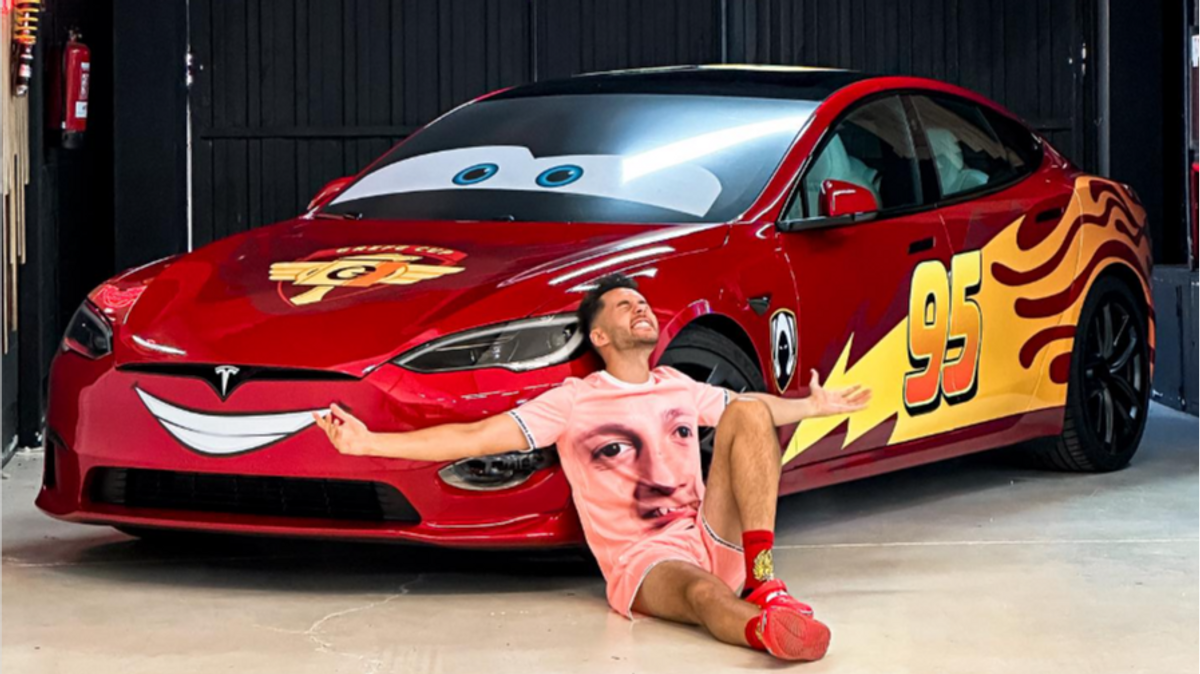 The Grefg junto a su Tesla de Rayo McQueen