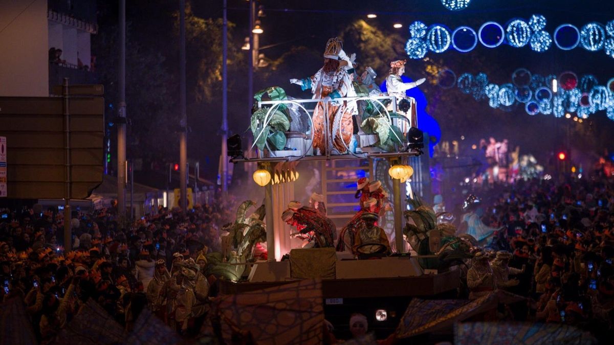 Una de las carrozas reales durante la cabalgata de los Reyes Magos en Barcelona