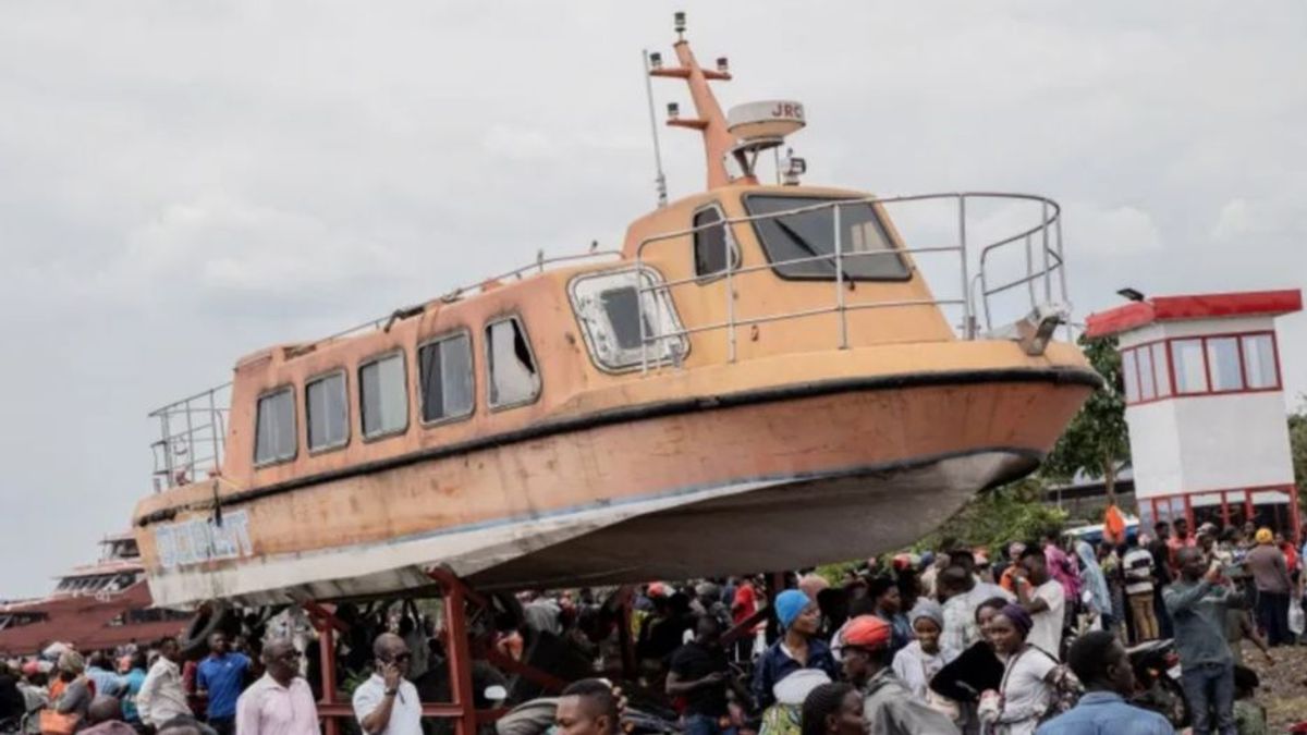 Una embarcación utilizada frecuentemente en Congo para el transporte fluvial