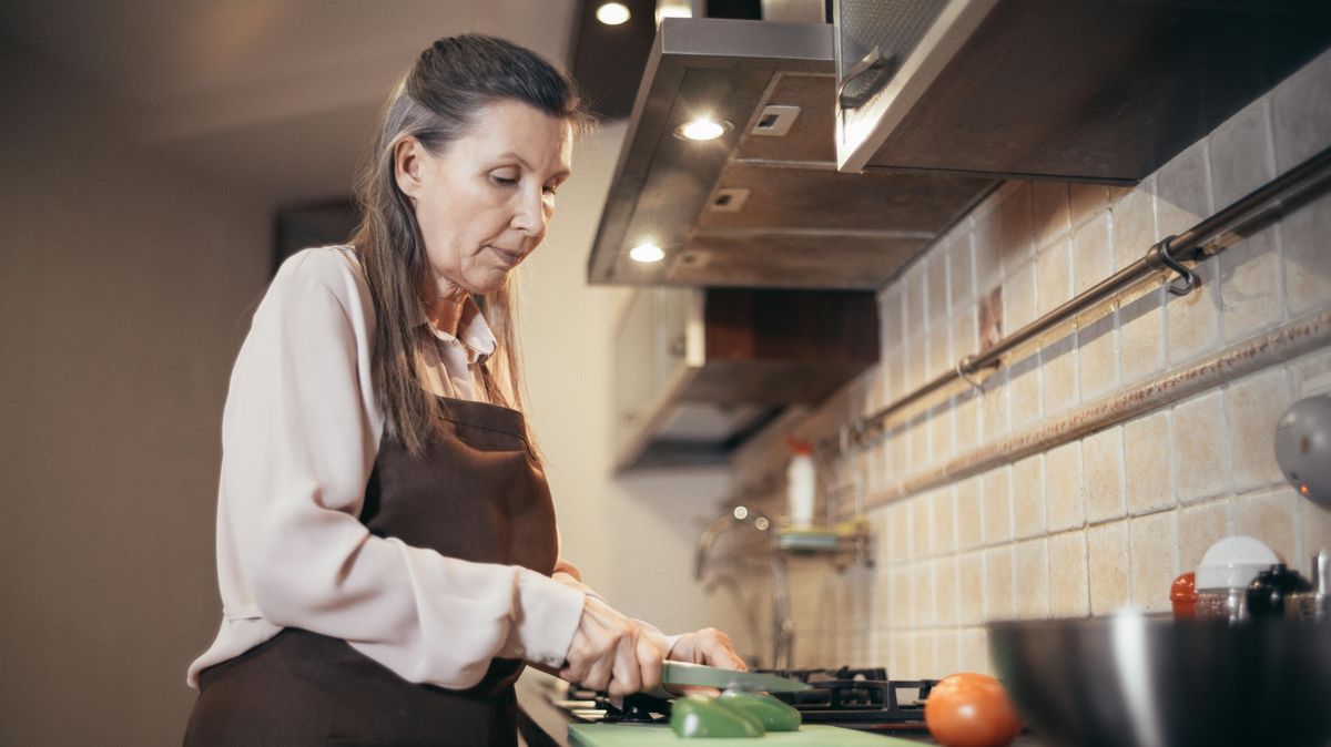 Imagen de una mujer cocinando.