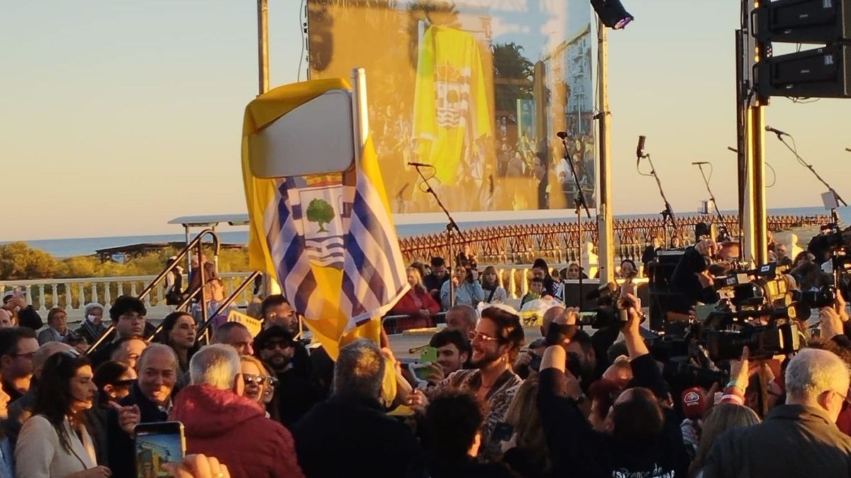 Manuel Carrasco descubre la placa con la avenida que lleva su nombre