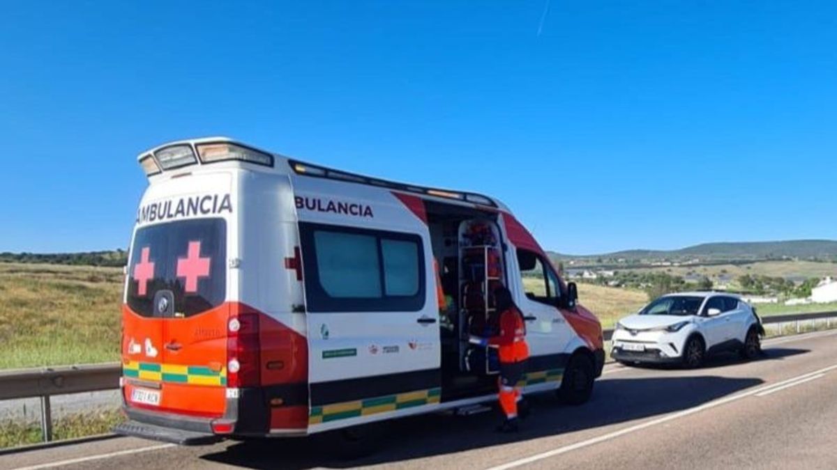 Una ambulancia de Cruz Roja Extremadura durante una actuación en un accidente de tráfico