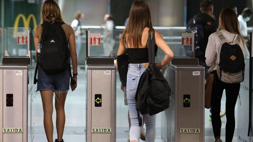 Viajeras acceden a la estación de Sol en Madrid