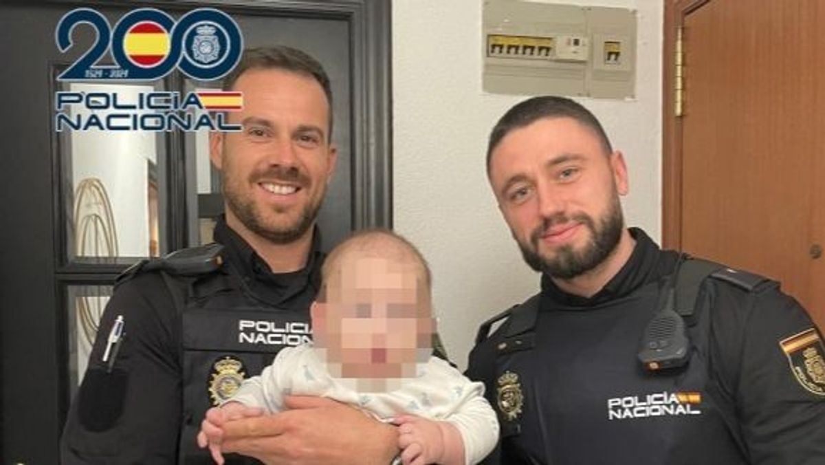 Agentes de la Policía Nacional han logrado salvar la vida en Alicante a un bebé, de tan solo seis meses de edad