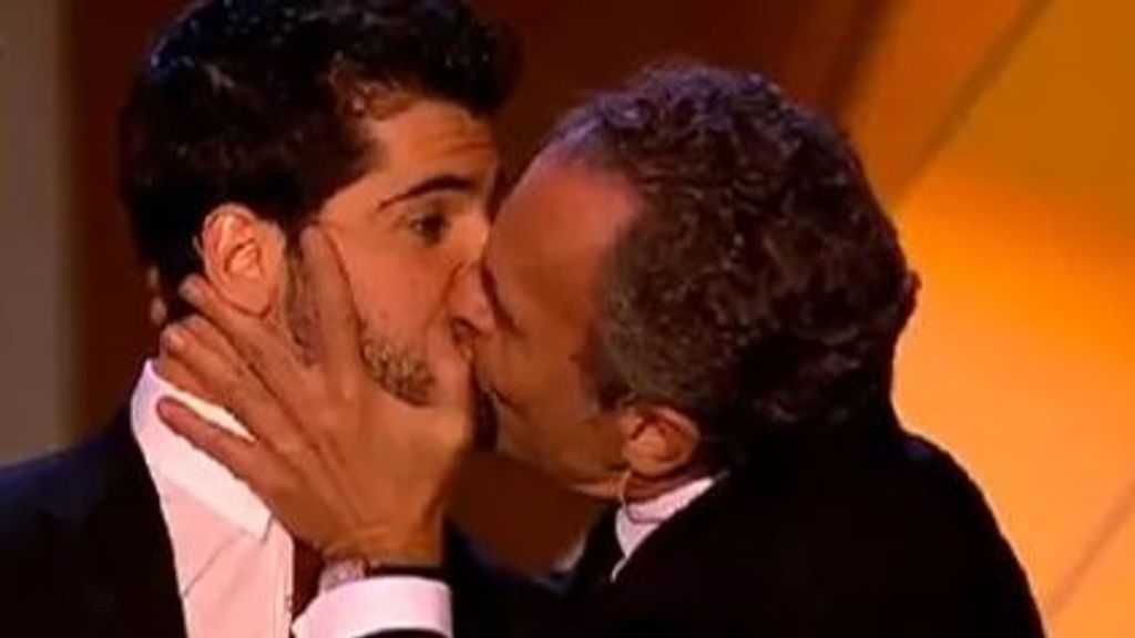 El beso de Miguel Ángel Muñoz y Jose Coronado. FUENTE: Vertele