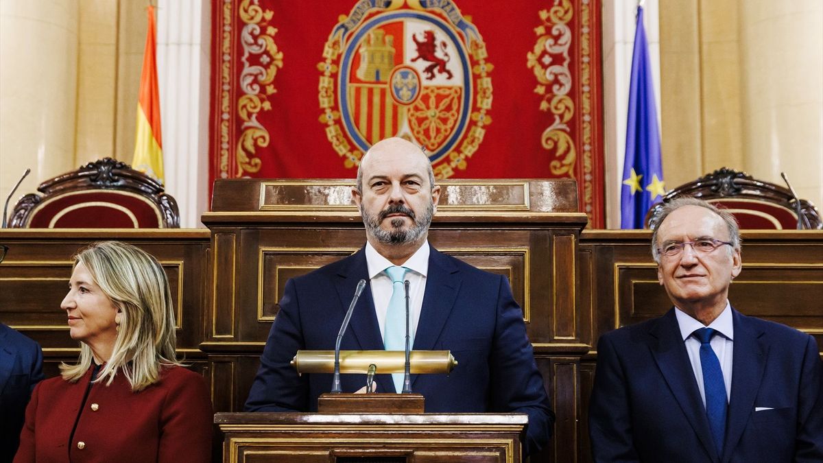 El presidente del Senado, Pedro Rollán (c), interviene durante la jornada de Puertas Abiertas en la Cámara Alta, a 28 de noviembre de 2024