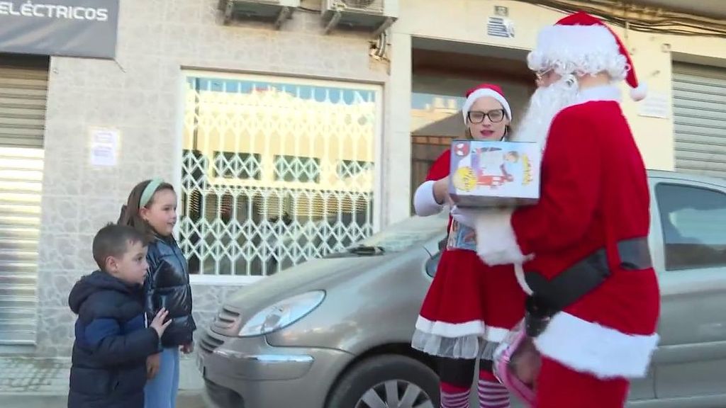 La felicidad de Diego y Martina al recibir los regalos de Papá Noel en Paiporta