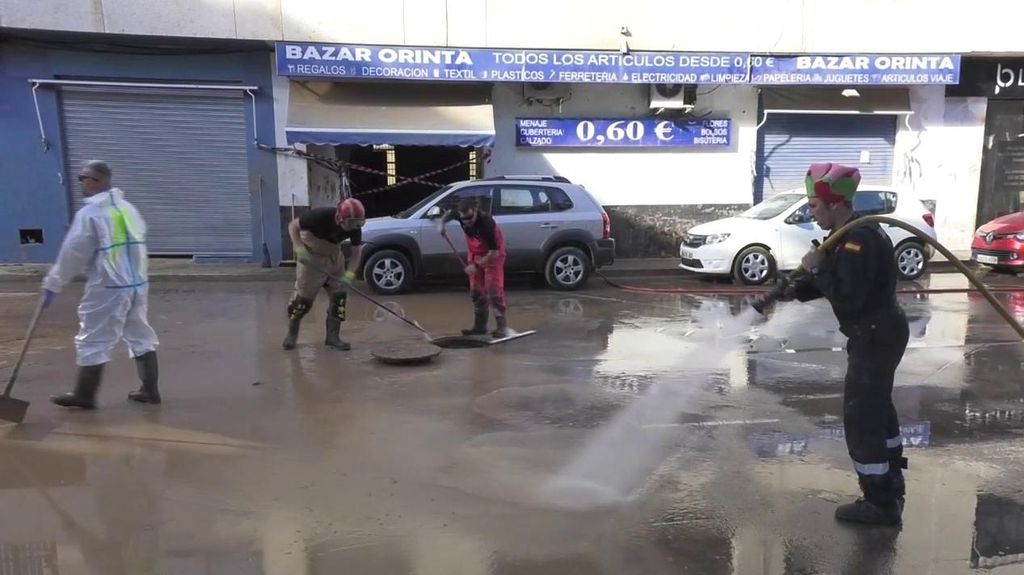 Los voluntarios siguen con ayudando en Paiporta y Catarroja en Navidad.