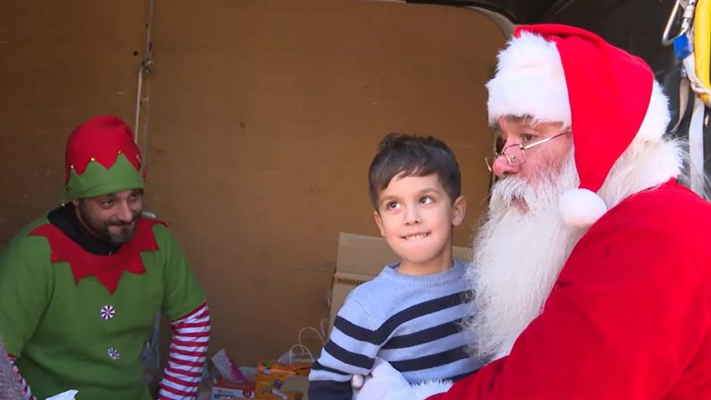 Papá Noel llega a Paiporta cargado de regalos para los afectados por la DANA