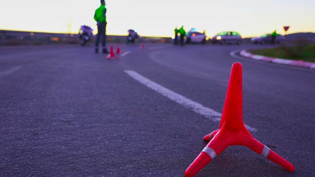 Agentes de la Agrupación de Tráfico de la Guardia Civil en un control en la carretereta A-1, Madrid