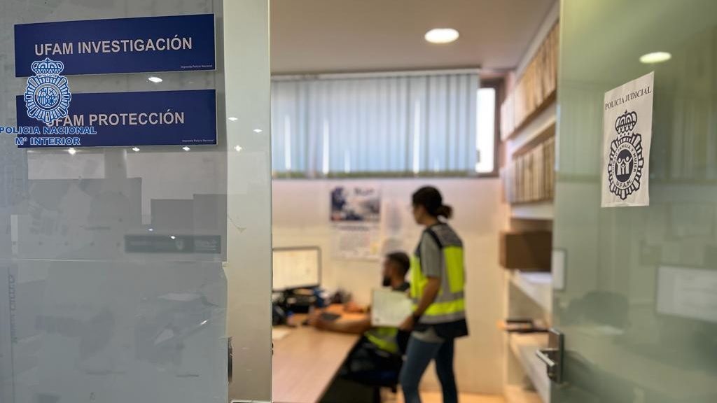 Agentes de la UFAM en una comisaría