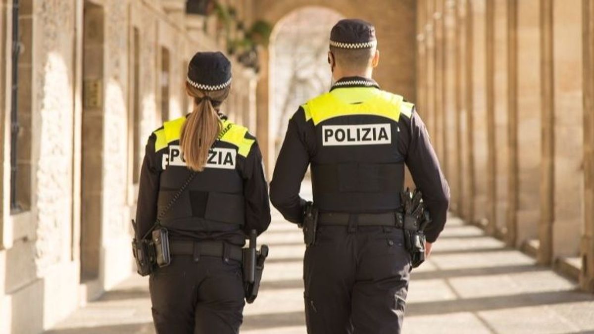 Archivo - Dos agentes de la Policía Local de Vitoria-Gasteiz