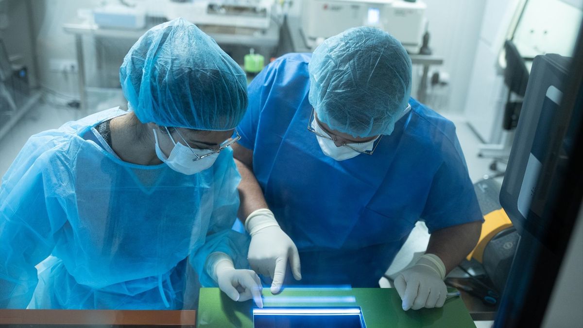 Dos técnicos trabajan en la sala de criopreservación de células el Hospital Clínic. Imagen de archivo.