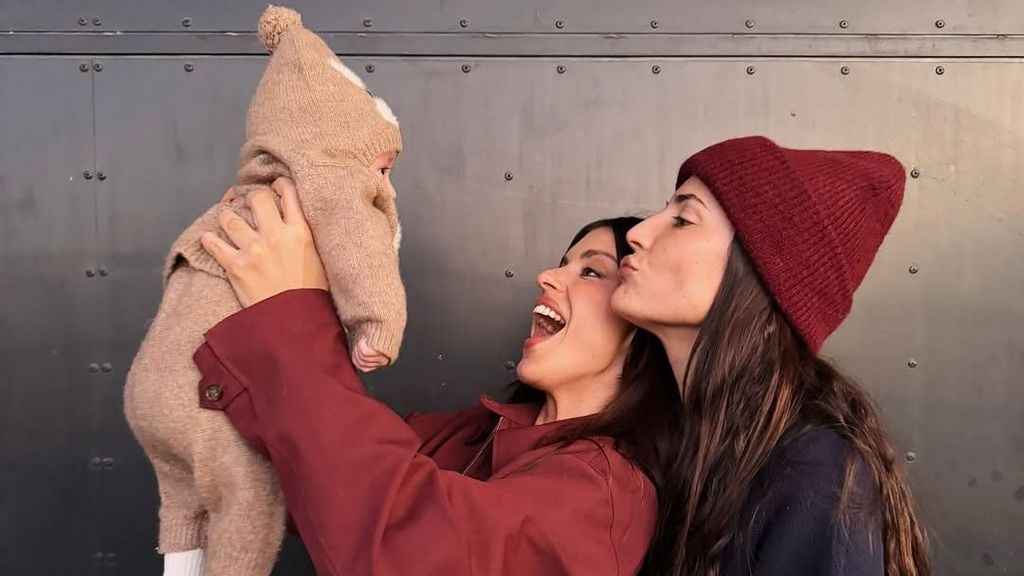 Dulceida y Alba con su hija