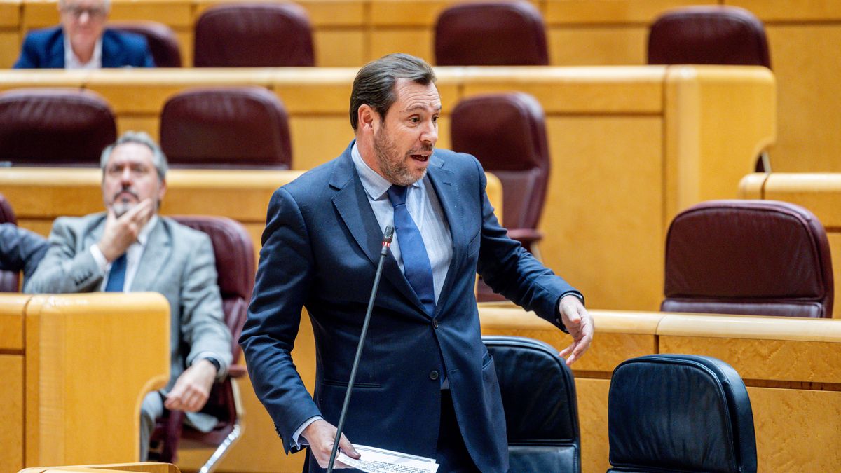 El ministro de Transportes y Movilidad Sostenible, Óscar Puente, durante una sesión de control al Gobierno, en el Senado