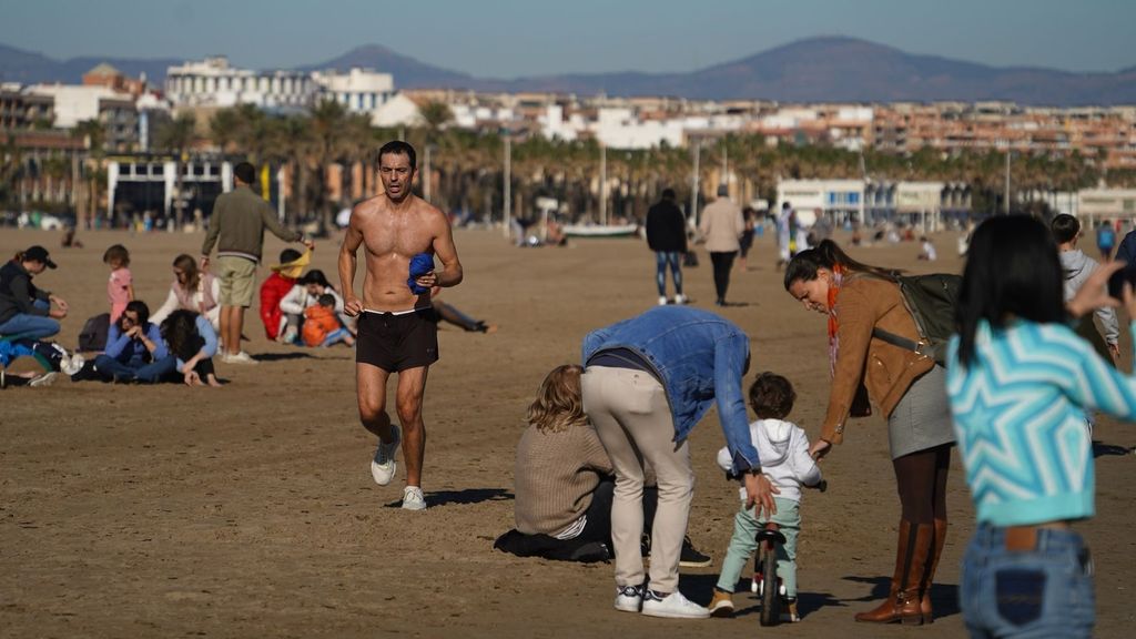 EuropaPress 5655616 varias personas disfrutan dia navidad playa arenas 25 diciembre 2023