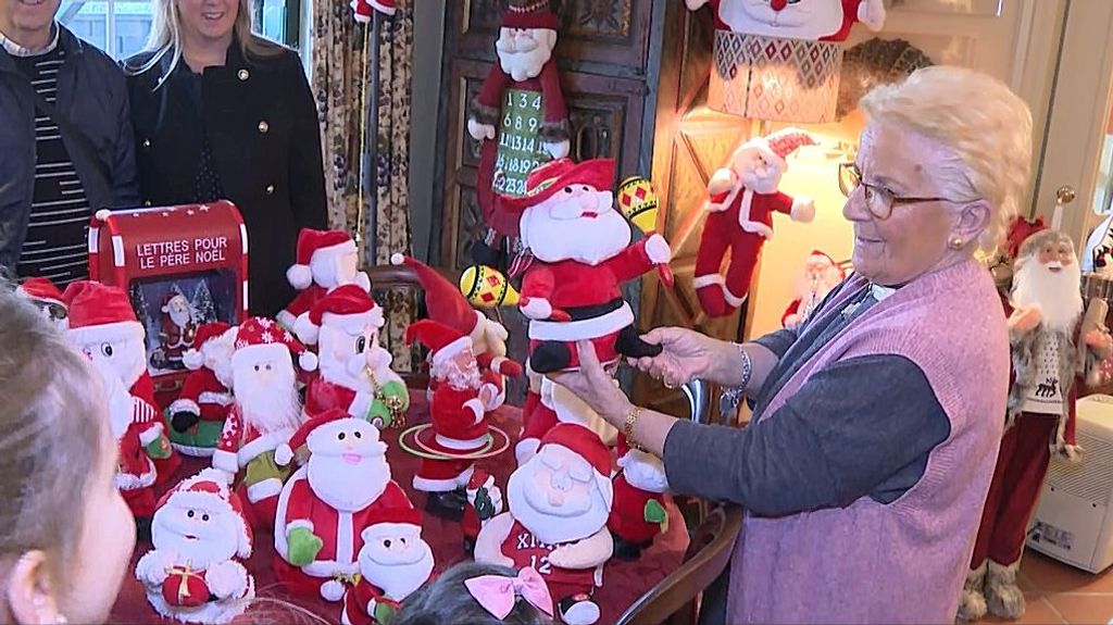 Fátima Ucieda tiene un auténtico museo de Papa Noel en su casa de Oleiros (A Coruña)