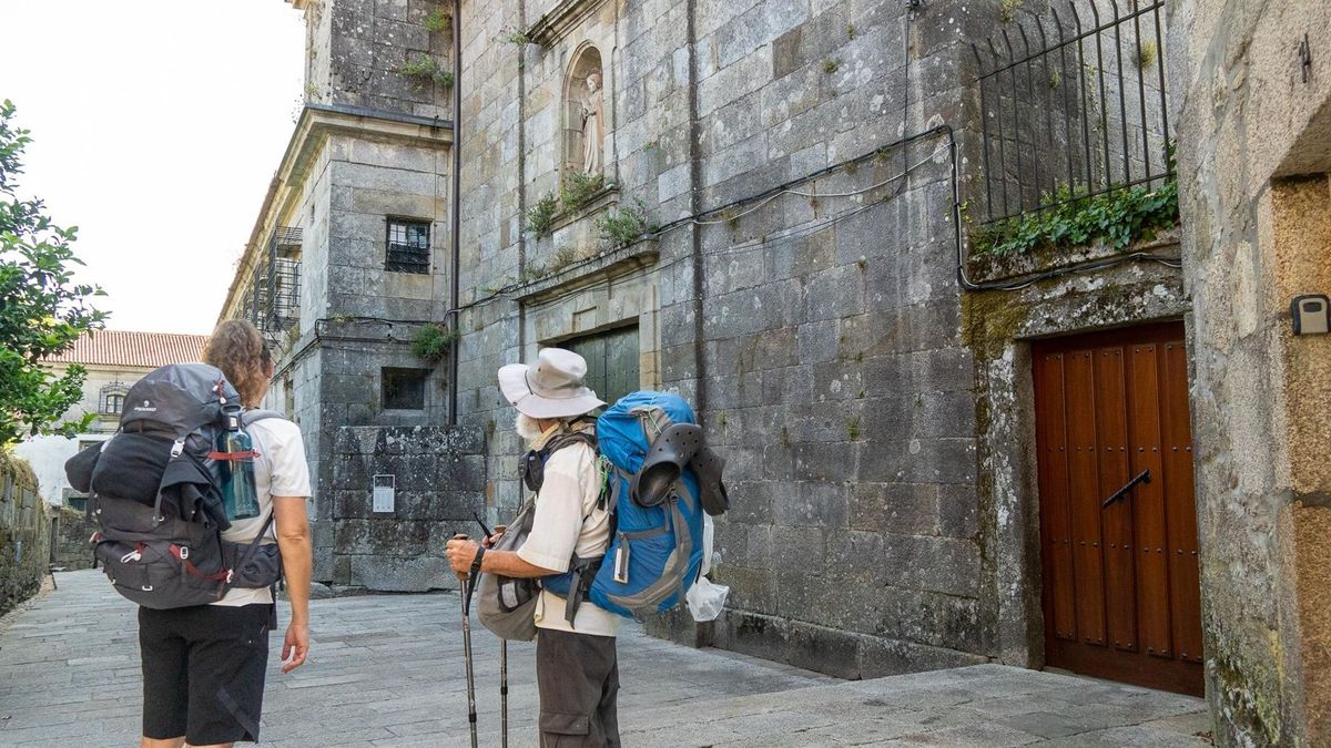 Imagen de archivo de unos peregrinos en el Ayuntamiento de Tui,  Pontevedra