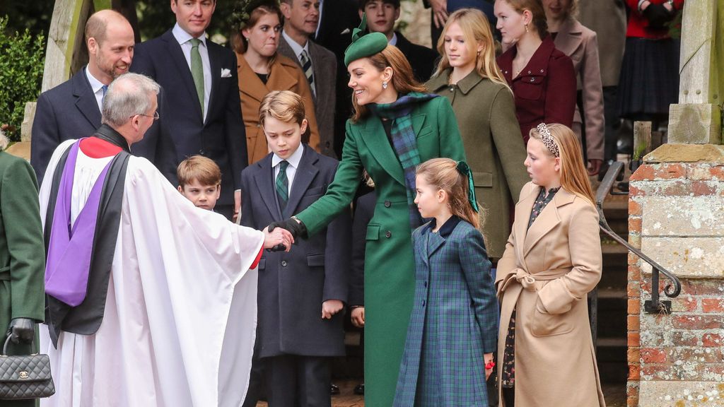 Kate Middleton saludando al sacerdote