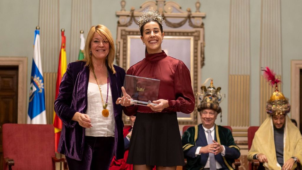 La alcaldesa de Huelva, Pilar Miranda, con Carolina Marín