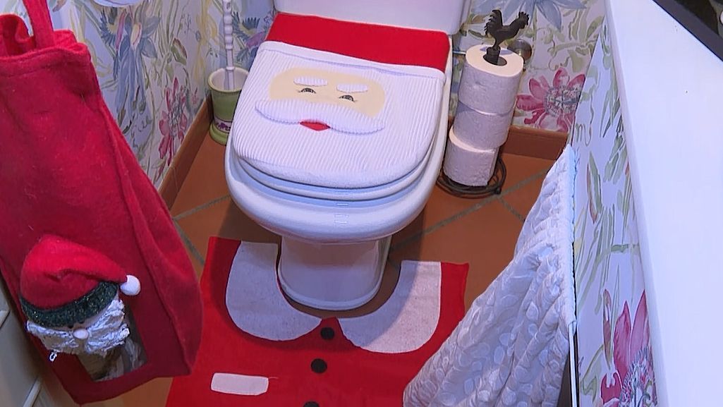 La figura de Papá Noel está presente hasta en el cuarto de baño de esta casa de A Coruña
