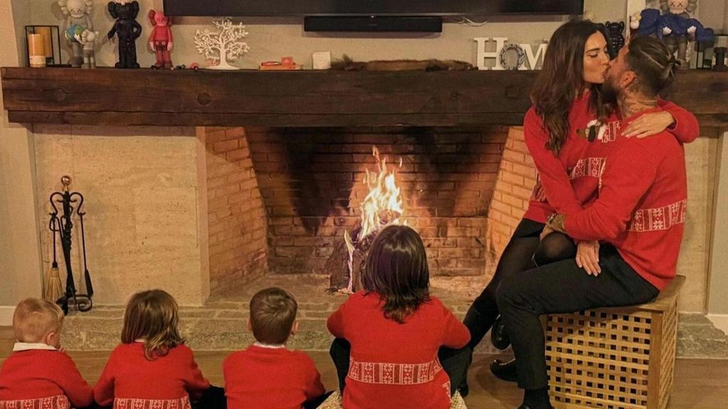 Los dos posados navideños de Pilar Rubio y Sergio Ramos junto a sus cuatro hijos (Imagen de Instagram: @pilarrubio)