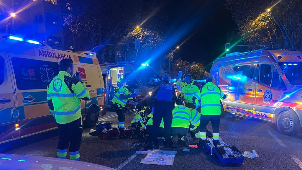 Los equipos de Emergencias atienden al joven atropellado en Madrid el martes 24 de diciembre