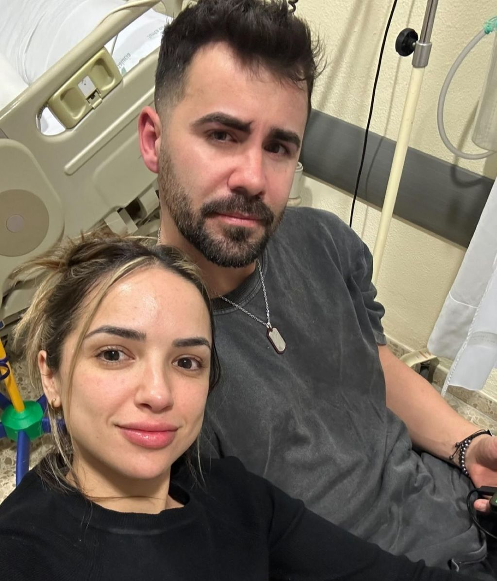 Lucía Sánchez, junto a su novio en el hospital durante el ingreso de su hija