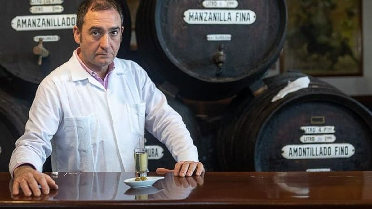 Pepe, una caña de vino de Jerez y dos aceitunas