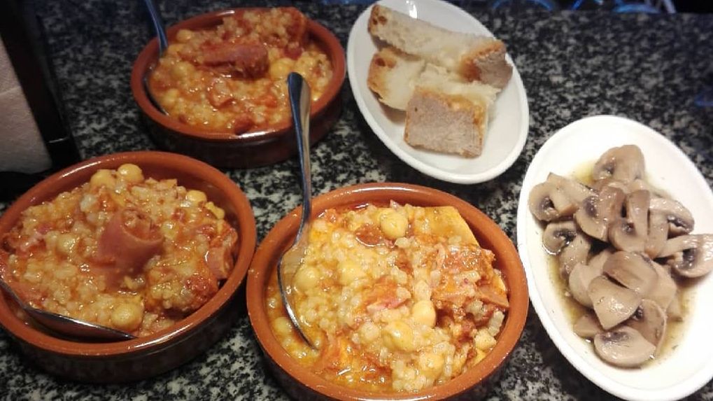 Tapas de callos con garbanzos y champiñones