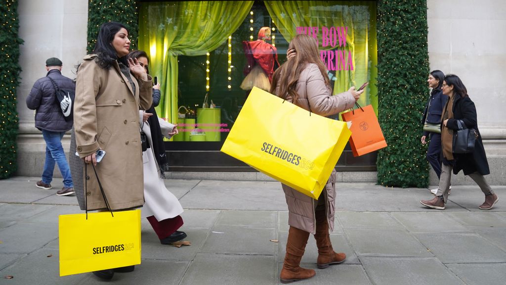 Turistas en una calle comercial de Londres estas Navidades