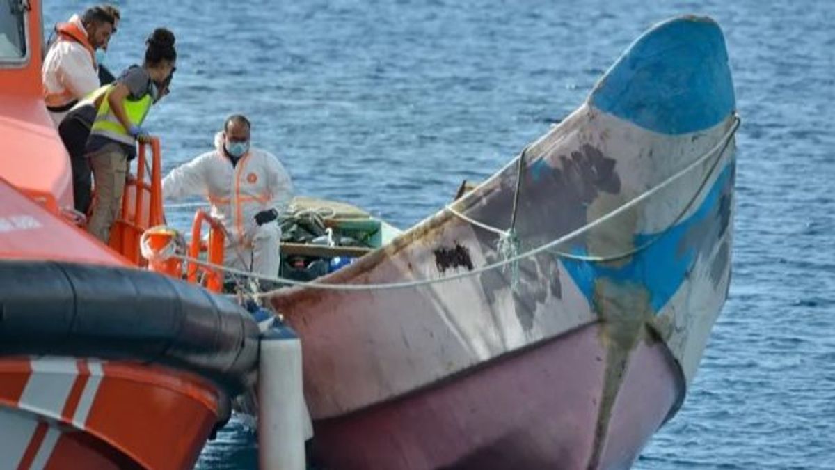 Un cayuco tras ser interceptado por Salvamento Marítimo.