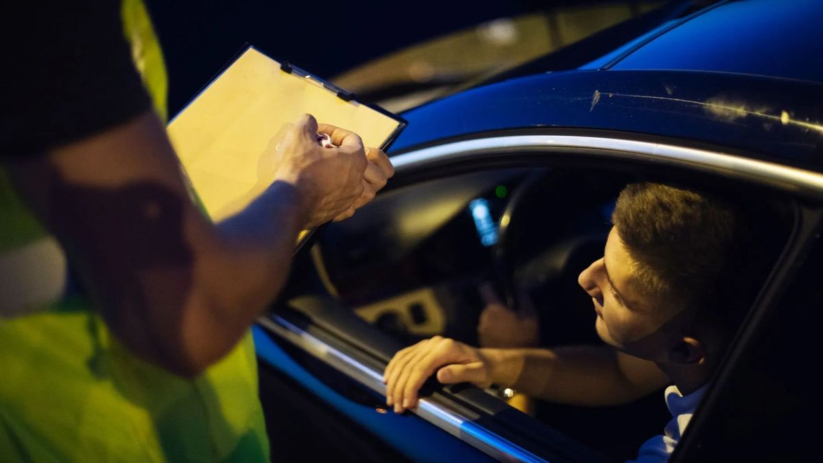 Un conductor parado por la policía