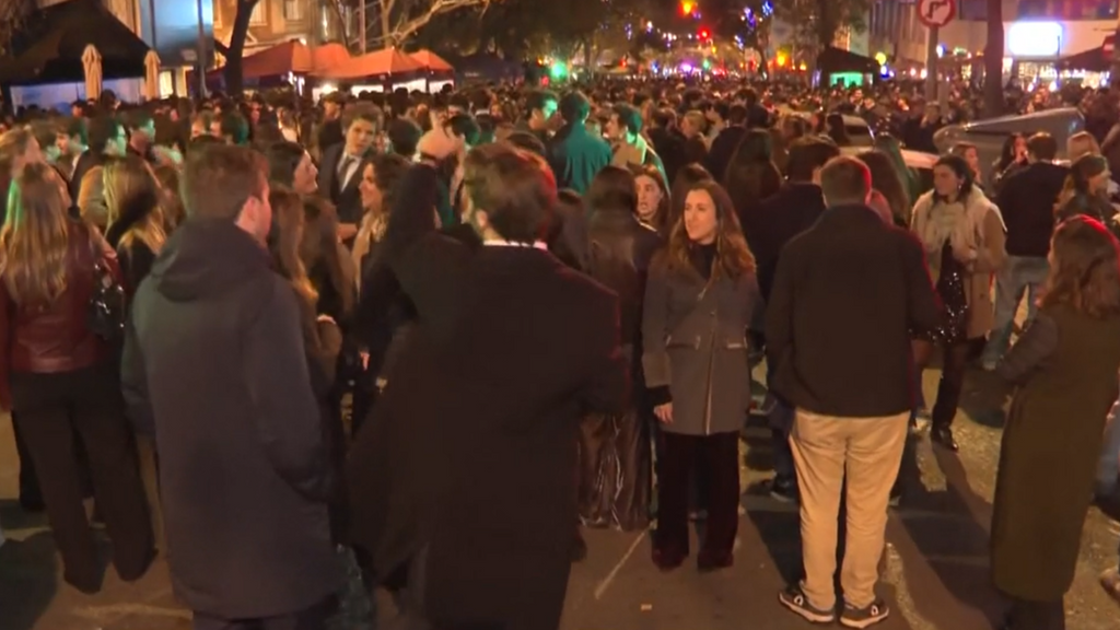 Un macrobotellón en Pedralbes reúne a 2.000 personas: los vecinos, divididos por el ruido en Navidad