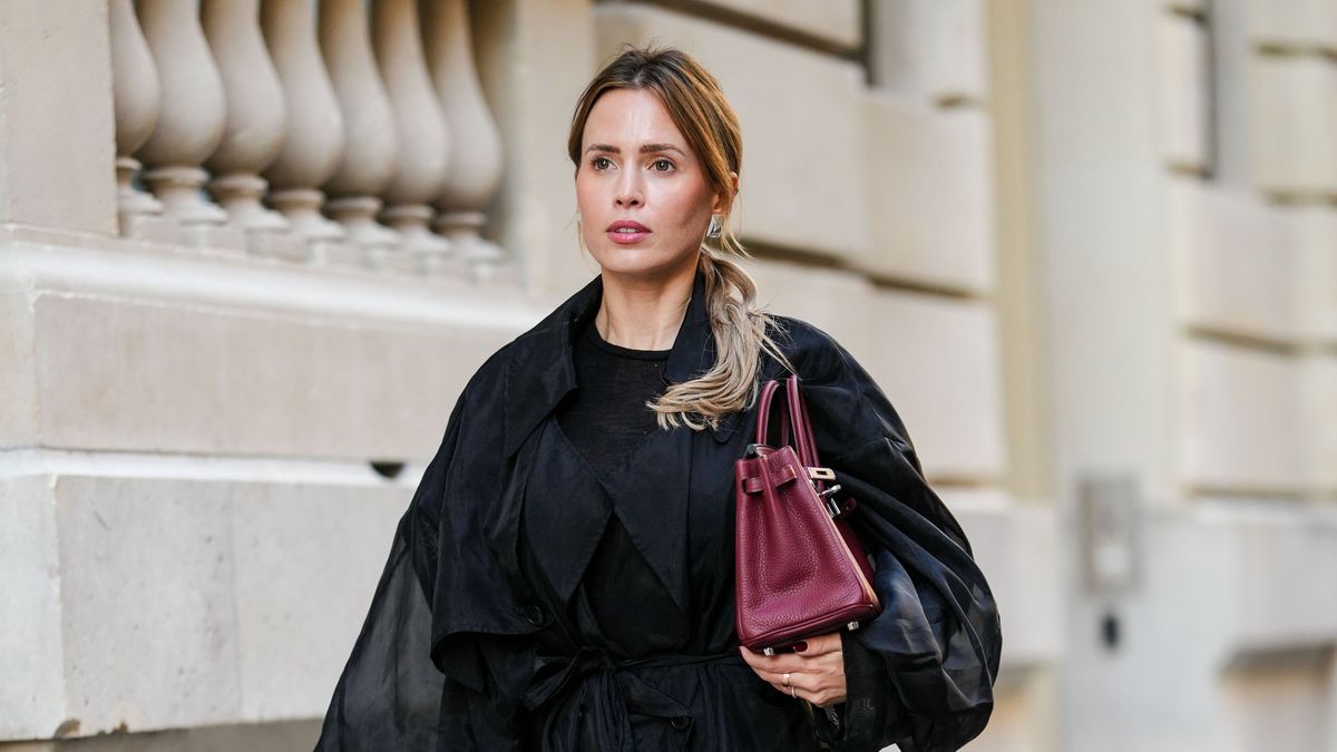 Una chica paseando con un bolso Bikin de Hermes por París